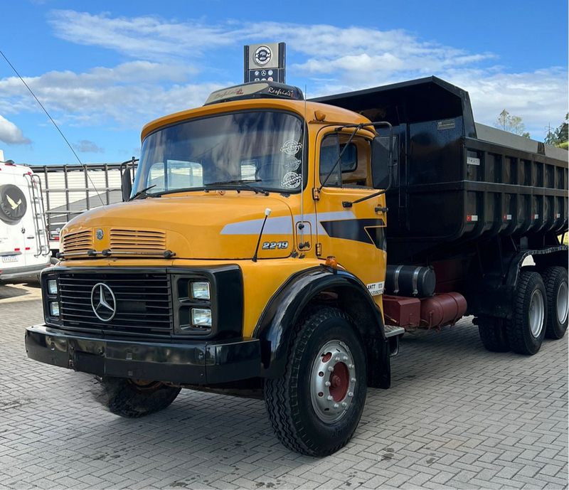 CAMINHÃO BASCULANTE MB 2219, ANO 1984