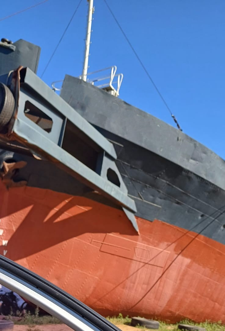 NAVIO PORTA-CONTÊINERES 100 TEU