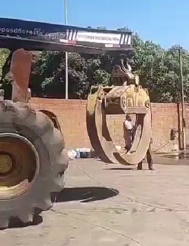 SKIDDER CATERPILLAR 545C 2011