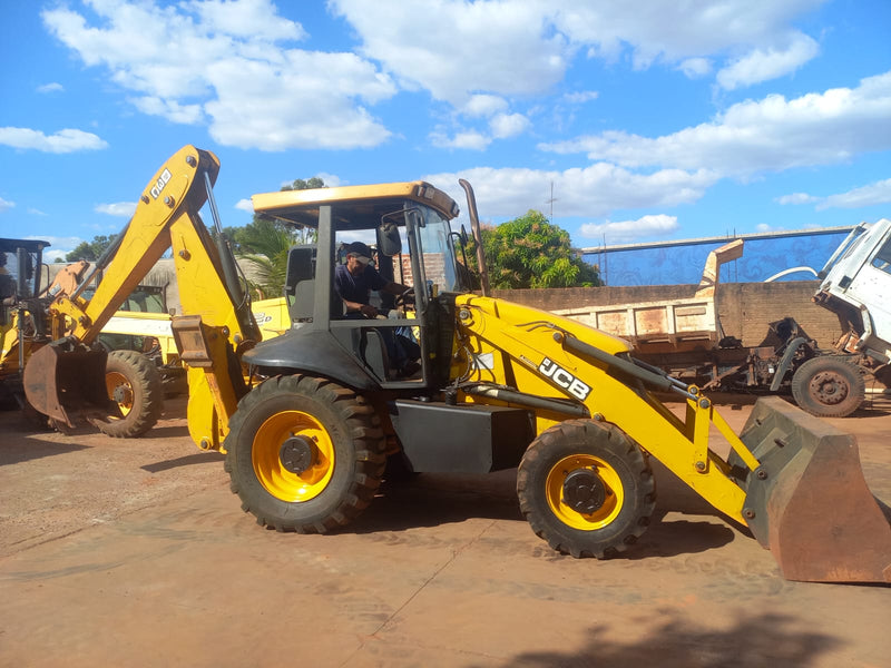 RETROESCAVADEIRA JCB 214 4X4, 3 CX, ANO 2014, 5.200H