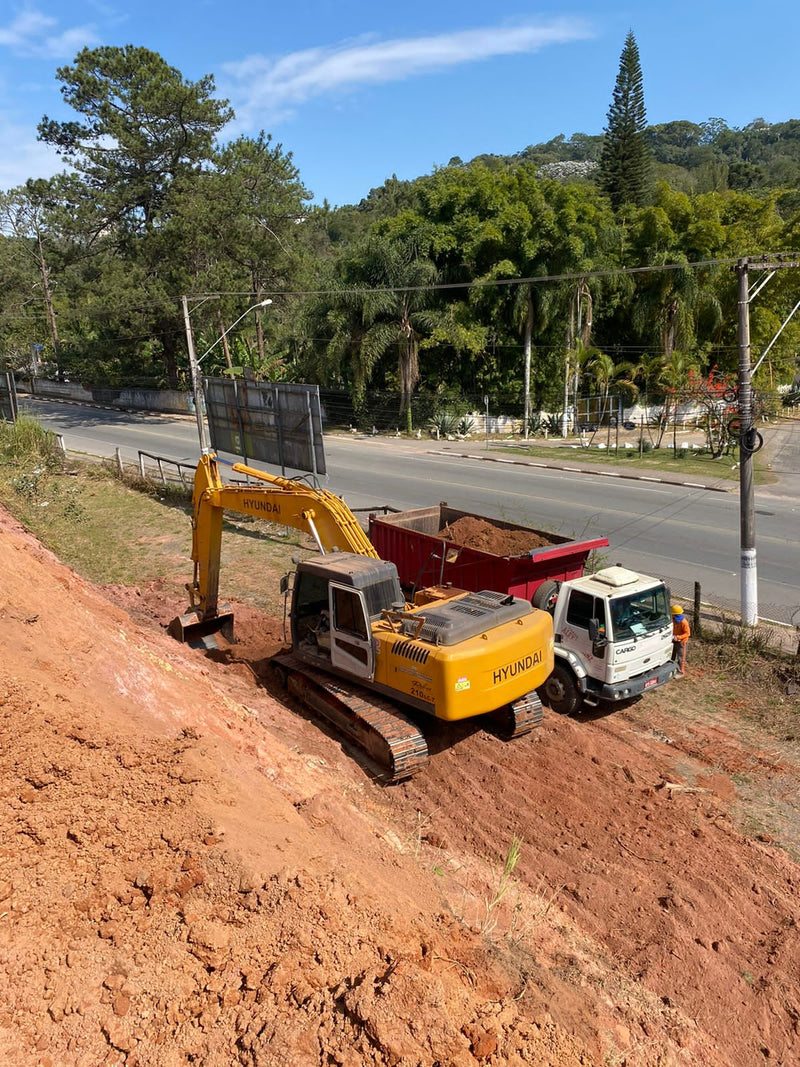 ESCAVADEIRA HIDRÁULICA HYUNDAI 210LC-7 , ANO 2008. 12.000H