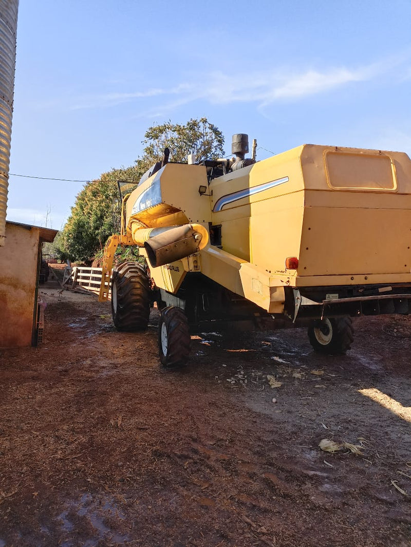 COLHEDEIRA DE GRÃOS NEW HOLLAND  TC 57 HYDRO, ano 2008, 8.200H, peneira niveladora, revisada, SP