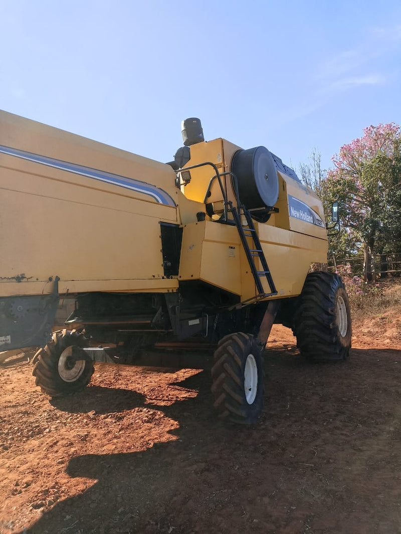 COLHEDEIRA DE GRÃOS NEW HOLLAND  TC 57 HYDRO, ano 2008, 8.200H, peneira niveladora, revisada, SP