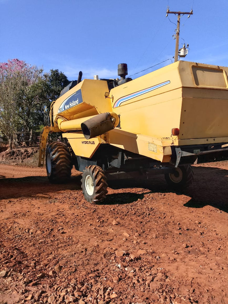 COLHEDEIRA DE GRÃOS NEW HOLLAND  TC 57 HYDRO, ano 2008, 8.200H, peneira niveladora, revisada, SP