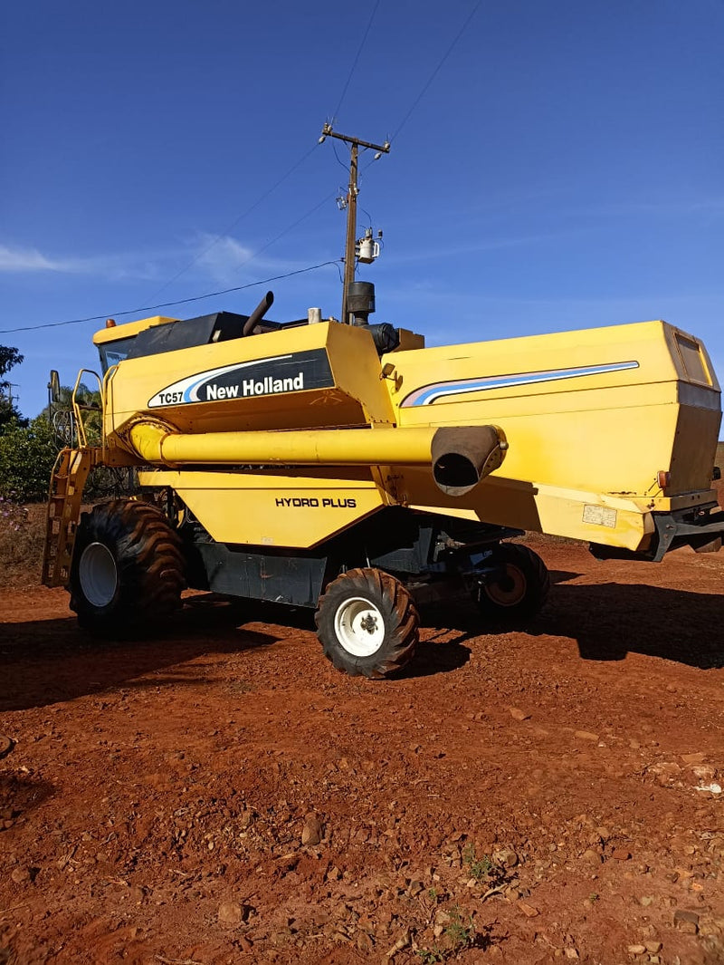 COLHEDEIRA DE GRÃOS NEW HOLLAND  TC 57 HYDRO, ano 2008, 8.200H, peneira niveladora, revisada, SP