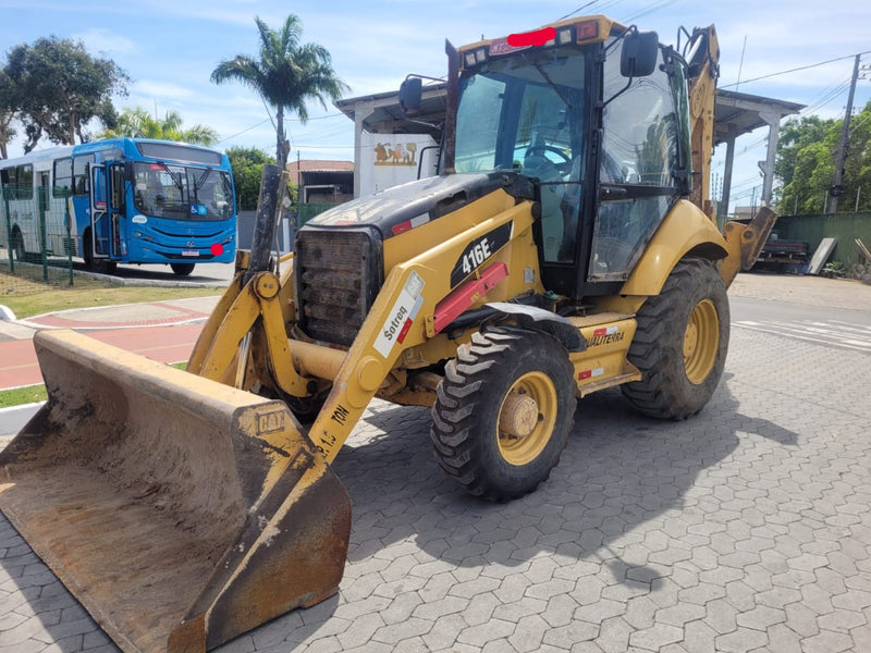 RETROESCAVADEIRA CATERPILLAR 416E 4X4, ANO 2014 CABINADA.