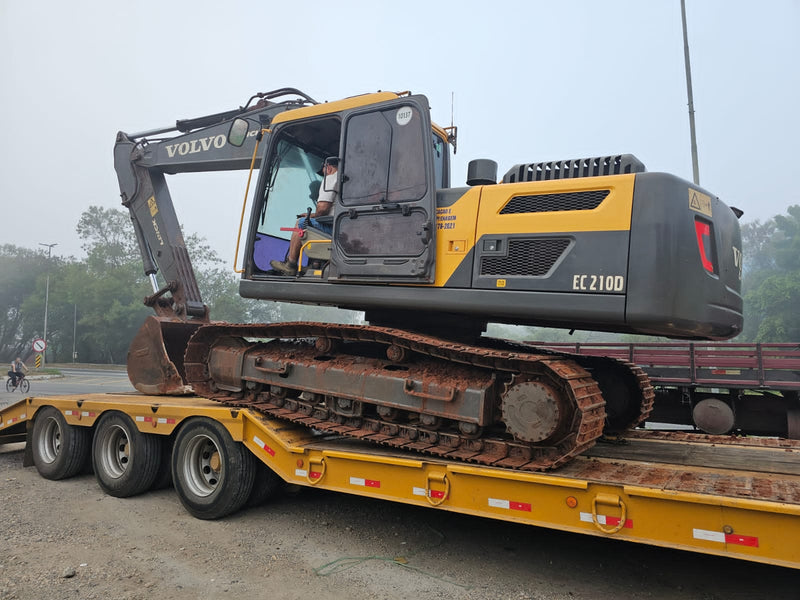 ESCAVADEIRA VOLVO EC210D ano 2020 420.000,00 com 12.000H.