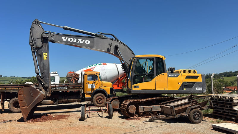 ESCAVADEIRA VOLVO EC220D 2021 / MG