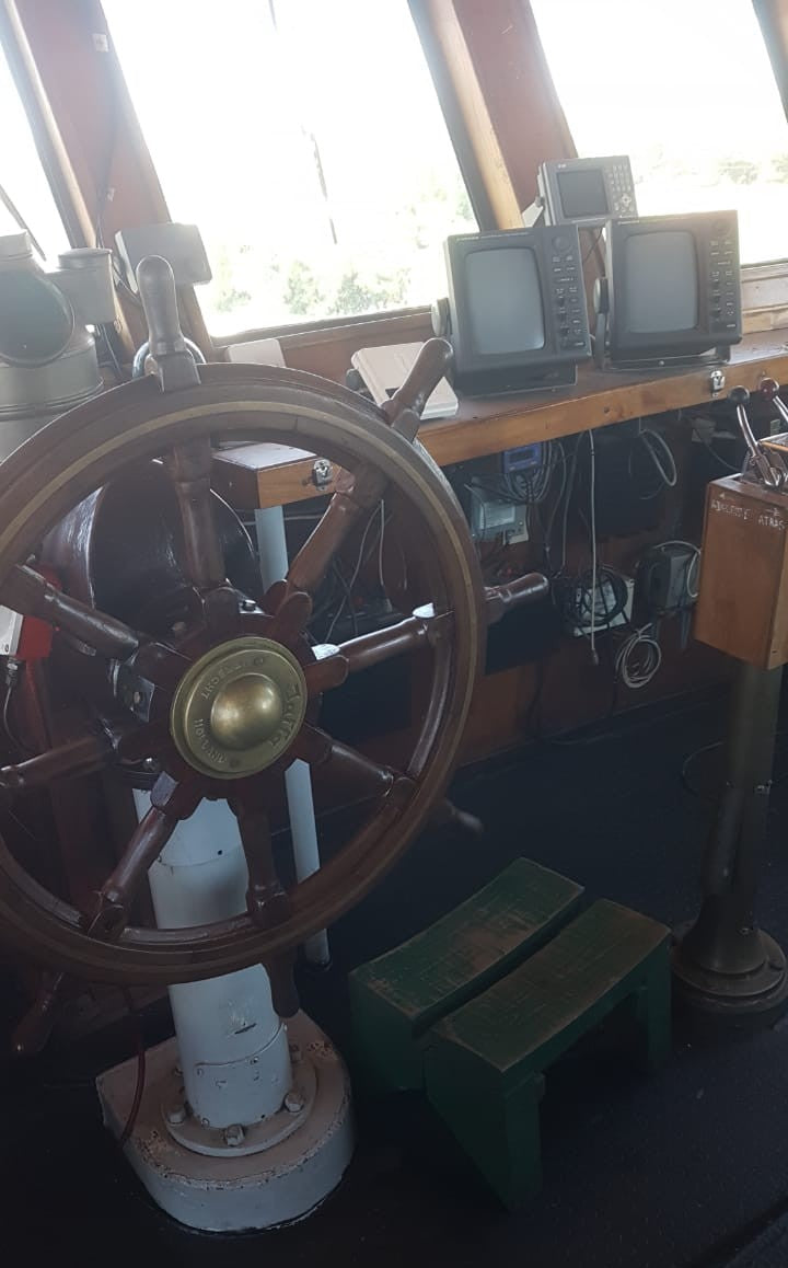 NAVIO PORTA-CONTÊINERES 100 TEU